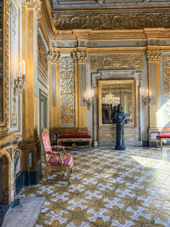 设计的“潜台词”:为什么顶级空间都在用“材质”叙事?