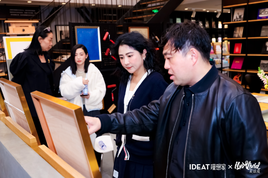 爱涂妆新闻｜当墙面成为画布 一场关于色彩、肌理与即兴创作的对话