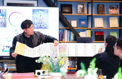 爱涂妆新闻｜当墙面成为画布 一场关于色彩、肌理与即兴创作的对话