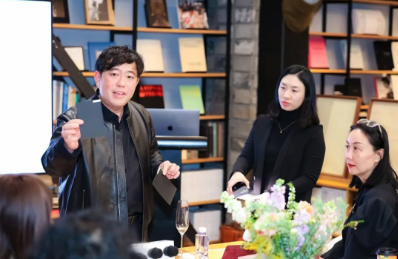 爱涂妆新闻｜当墙面成为画布 一场关于色彩、肌理与即兴创作的对话